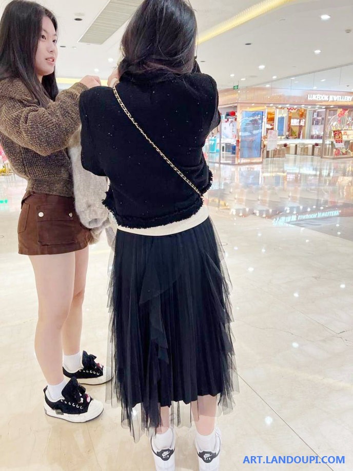 美与艺术价值在真实互动氛围营造与日常美学的凝练表达上