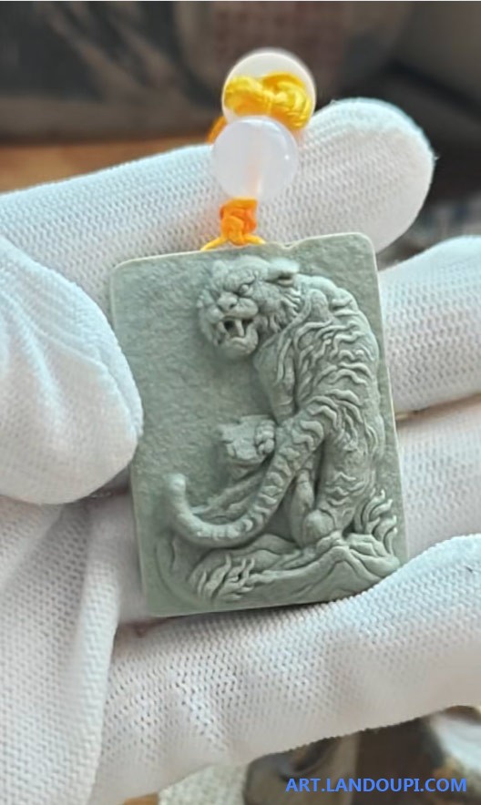 上山虎玉牌吊坠 属于传统玉雕工艺品 是随身佩戴的文玩挂坠