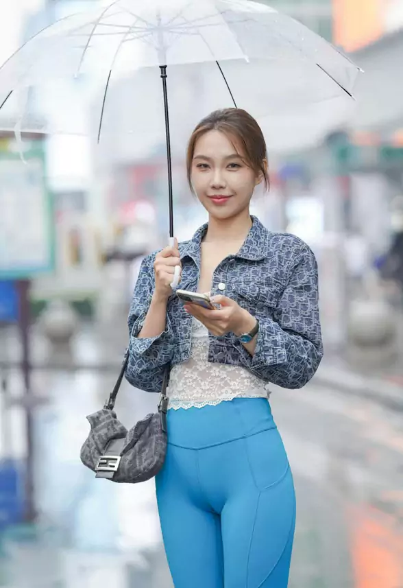 雨巷晴光：细雨漫过城市街巷 湿漉漉的路面映着细碎霓虹