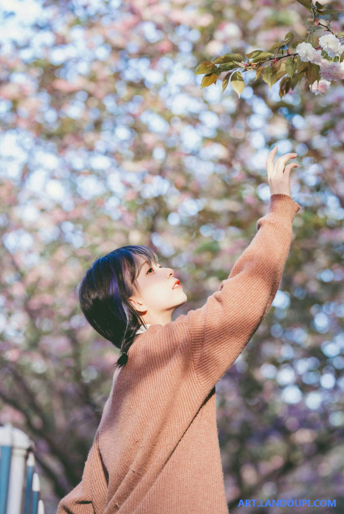 逢春：春风漫过花枝 繁花层层叠叠晕开一片温柔的光影
